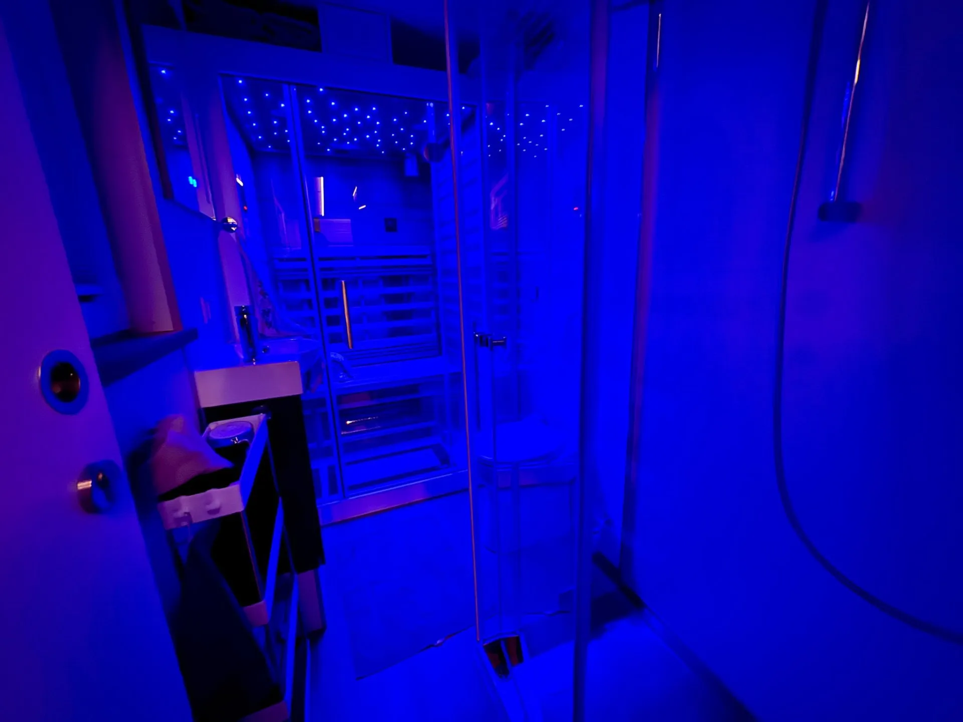 Infrarotsauna mit Sternenhimmel — Wärme an Wintertagen