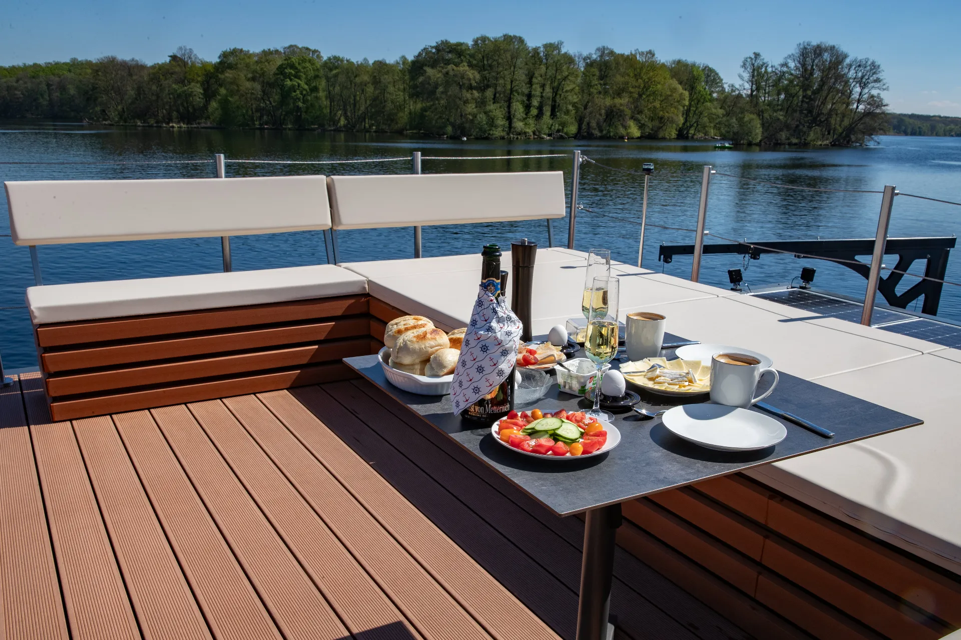 Frühstück auf dem Sonnendeck der Berliner Insel — alles bereit für den Hausboot-Urlaub