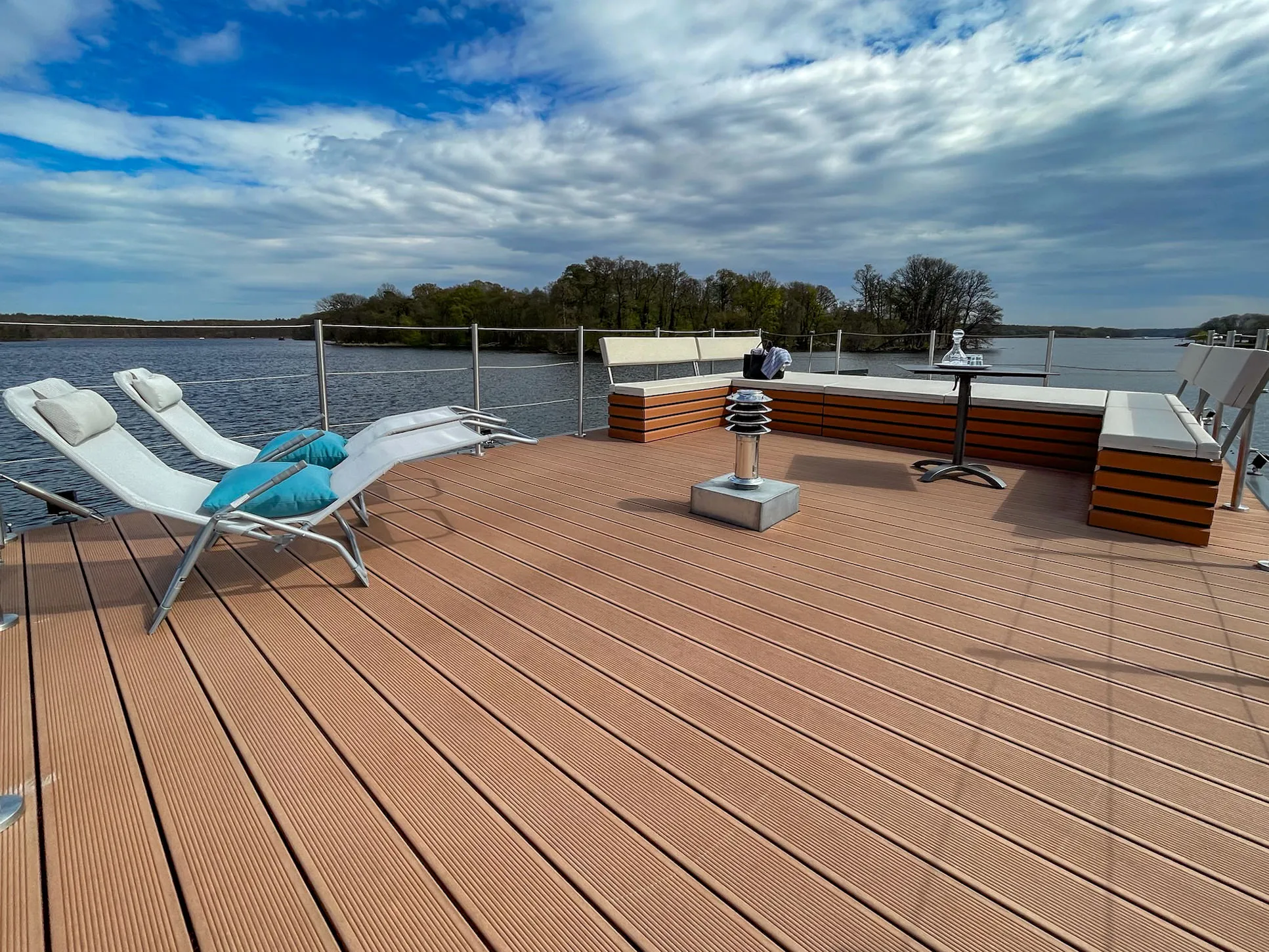 Großzügiges Sonnendeck der Berliner Insel — Liegestühle und Lounge im Sommer